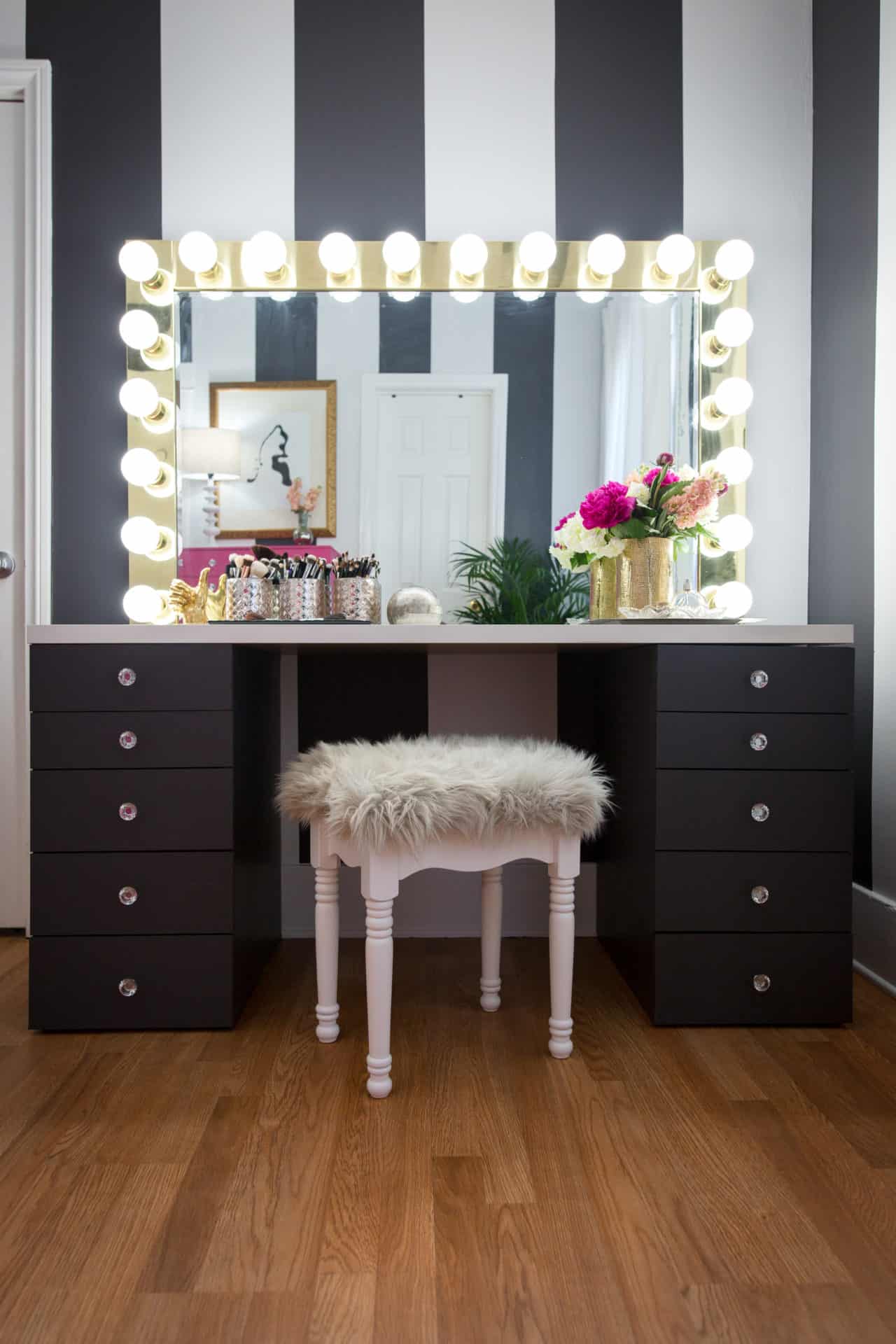 20 DIY Stylish & Chic Makeup Vanities in 2020