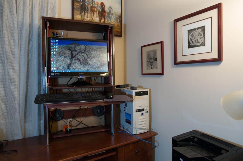 Sit/Stand Computer Desk Hutch