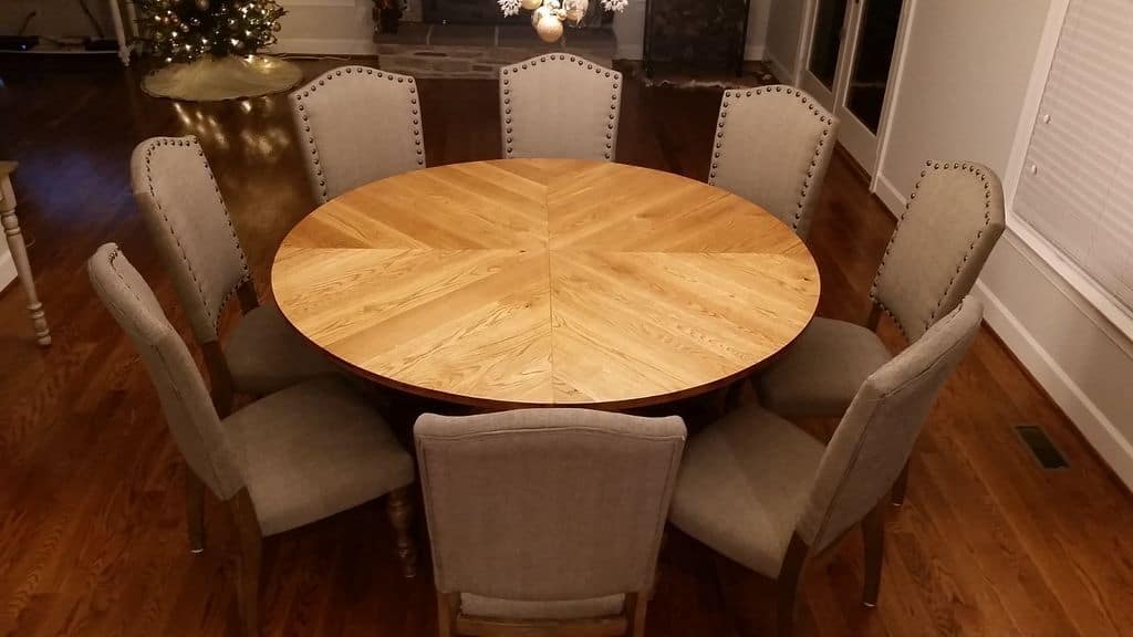 <strong>Traditional Round Farmhouse Table</strong>