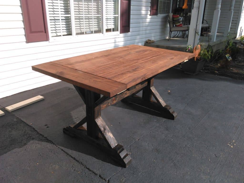 <strong>Simple Rustic Farmhouse Table</strong>