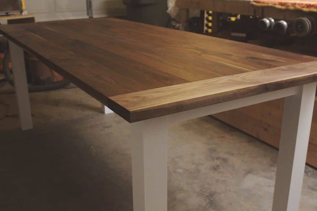 <strong>Simple Beautiful Farmhouse Table</strong>