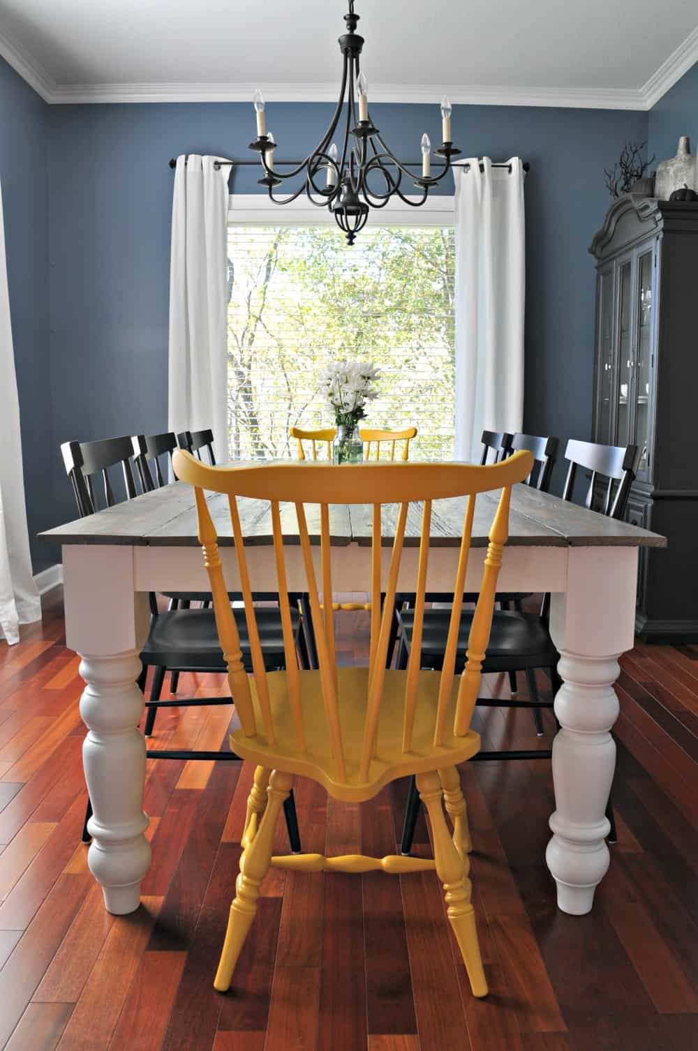 <strong>Classic Farmhouse Table</strong>