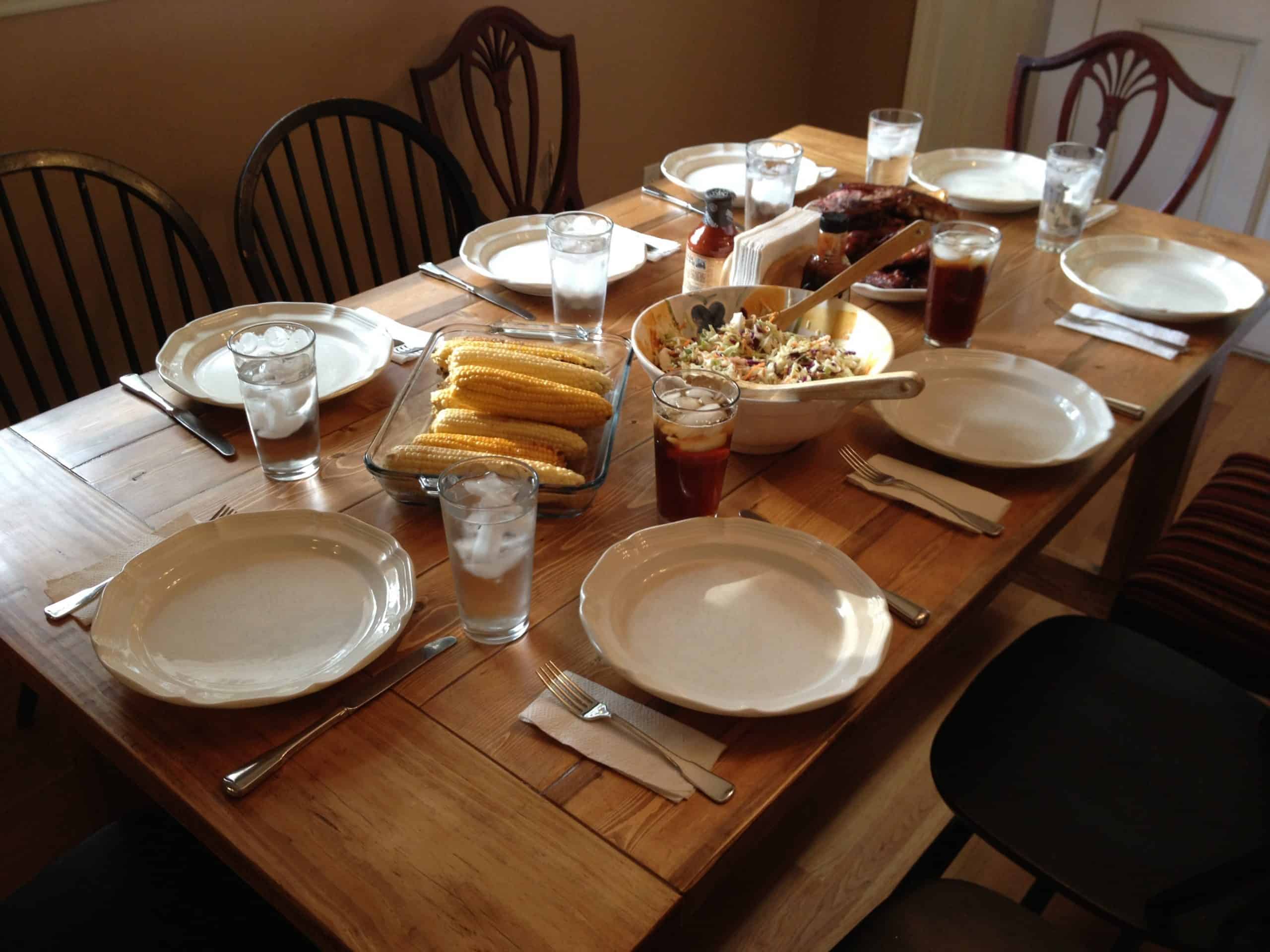 <strong>Easy Rustic Farmhouse Table</strong>