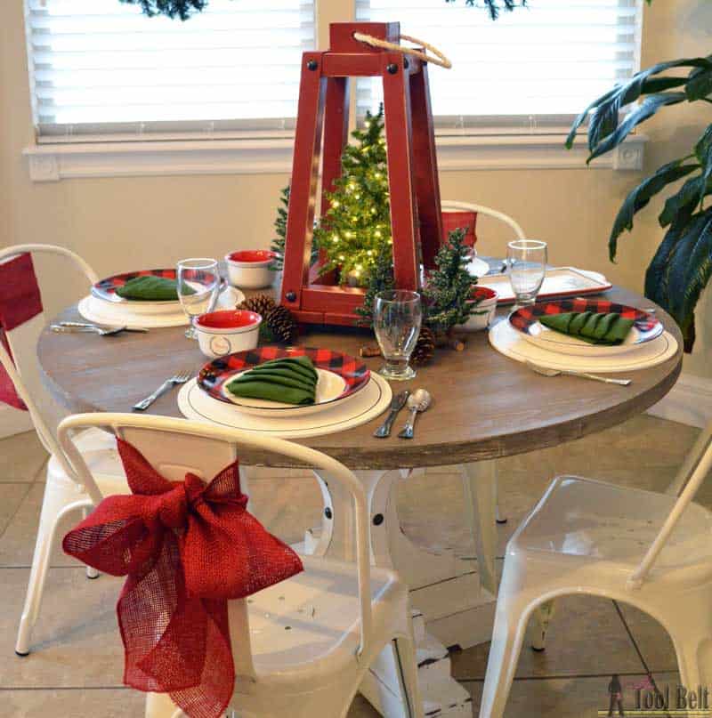 <strong>Round Pedestal Farmhouse Table</strong>