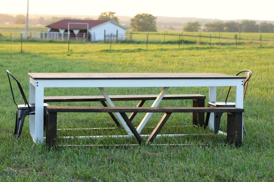 <strong>Modern Farmhouse Table</strong>