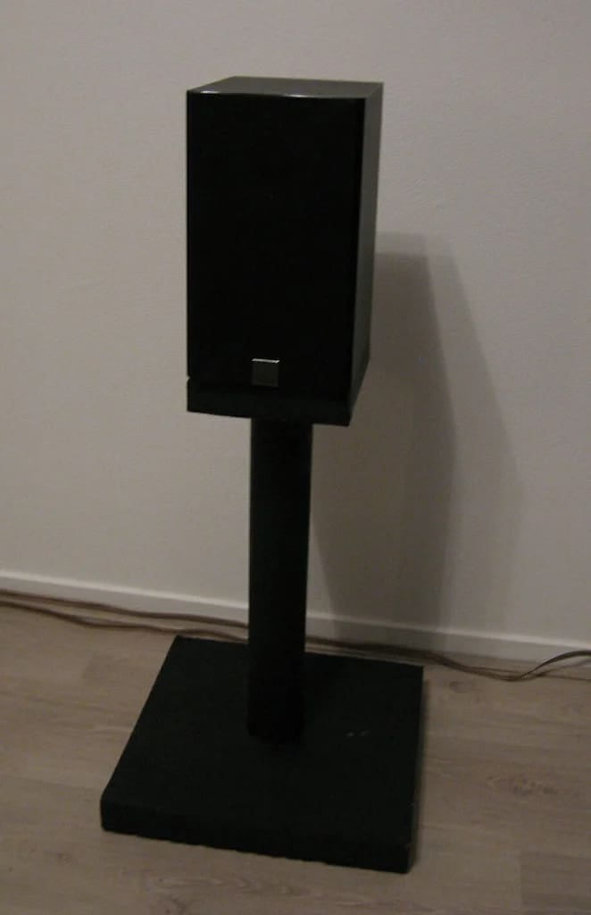 Simple Concrete Speaker Stand