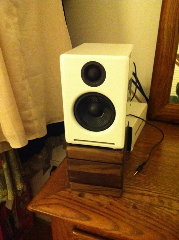 Stier voorkant groef 25 DIY Speaker Stand Ideas