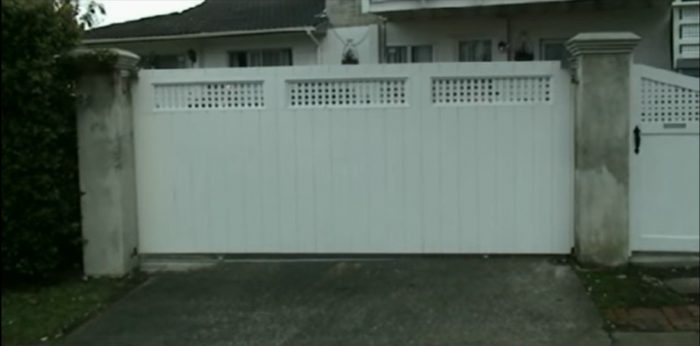 16 DIY Driveway Gates Ideas That Are Easy to Install
