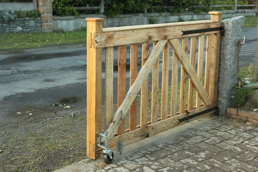 Simple Pallet Wood Rolling Gate